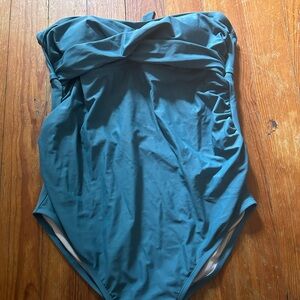 Blue maternity bathing suit to show off your cute bumps this summer ☀️🤰🏼